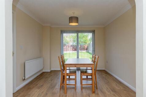 9 Lakeside Close-10.jpg