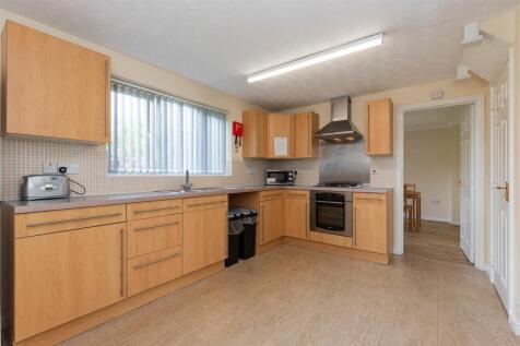 9 Lakeside Close-8.jpg