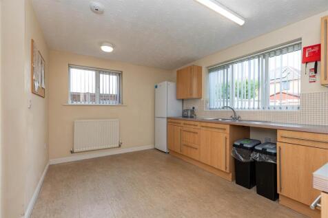 9 Lakeside Close-9.jpg