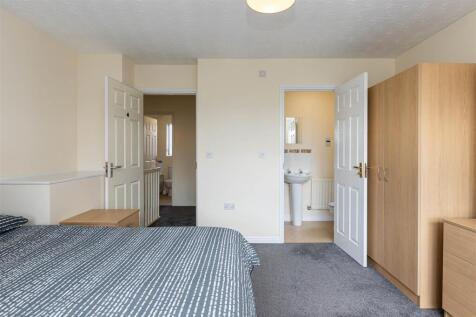 9 Lakeside Close-2.jpg