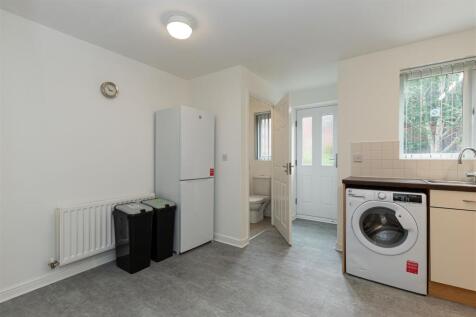 8 Waterlilly Close-9.jpg