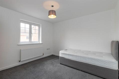 8 Waterlilly Close-5.jpg