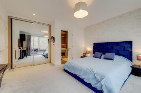 8_Main Bedroom-0