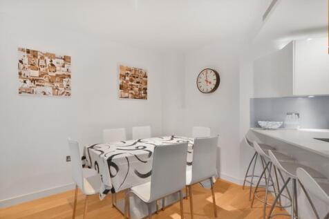  Courtyard Apartm...