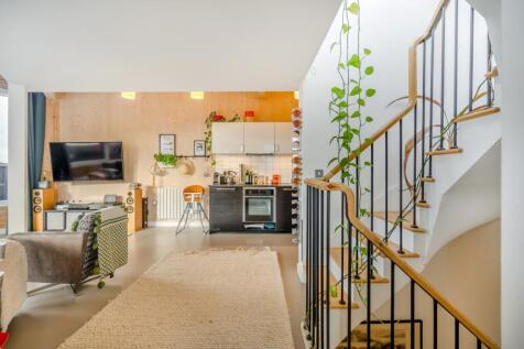 8537541-interior35