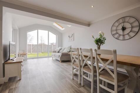 Open plan kitchen diner