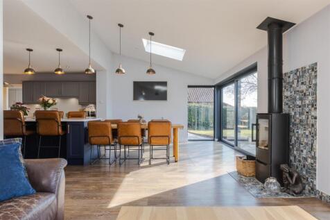 Sitting Room / Dining Room