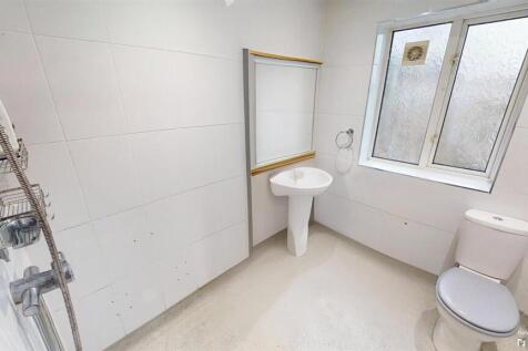 192-Bathroom_defurnished.jpg