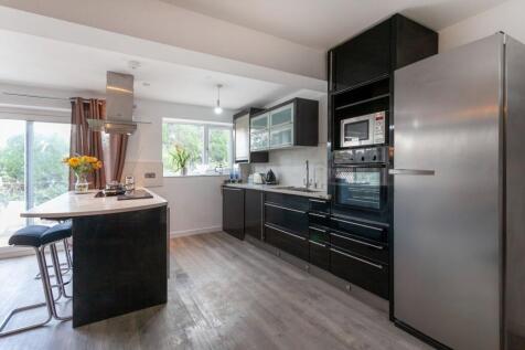 Communal kitchen/dining area