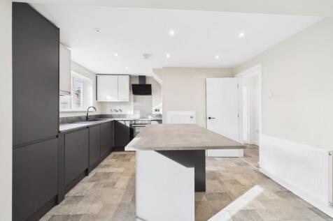 CAM01740G0-PR0458-STILL008