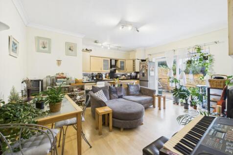 CAM01740G0-PR0463-STILL008