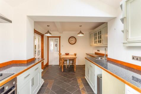 Kitchen2.jpg