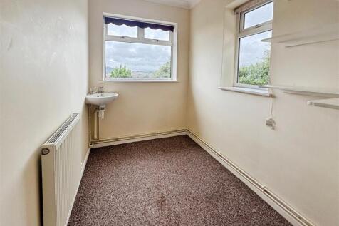 Bedroom 3 office.jpg