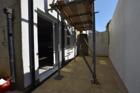 Courtyard Garden &amp; Side Access