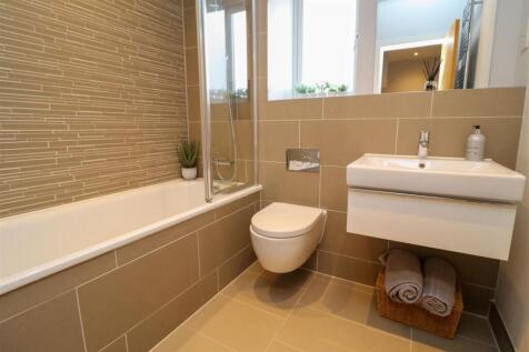 Family Bathroom (1st Floor)