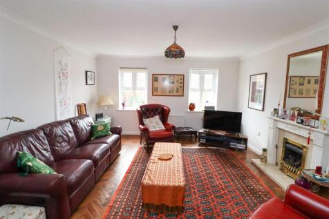 Lounge/Dining Room (First Floor)