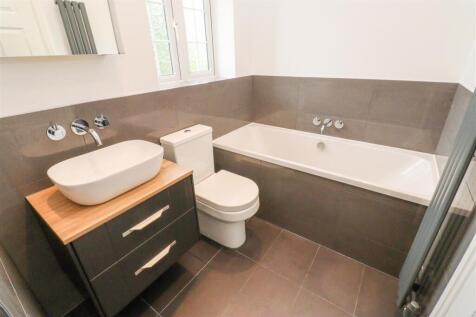 Refitted Bathroom (1st |Floor)