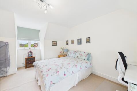 CAM02136G0-PR0384-STILL025