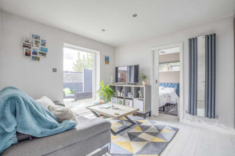 19 Trinity Avenue, SL7 3AL (LOW RES)-14