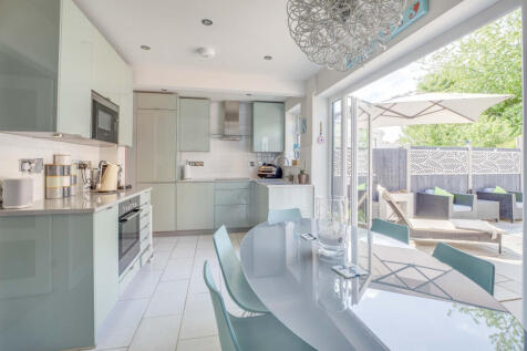 19 Trinity Avenue, SL7 3AL (LOW RES)-12