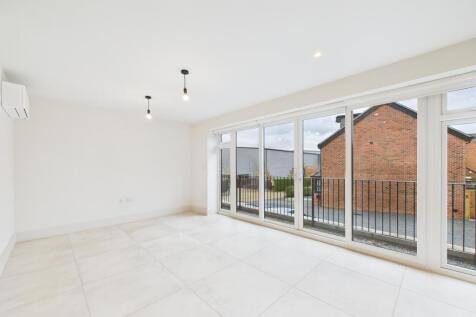 CAM02136G0-PR0490-STILL009