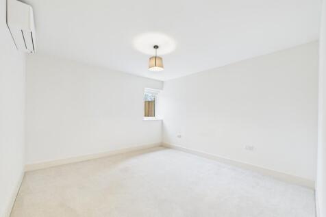 CAM02136G0-PR0490-STILL001