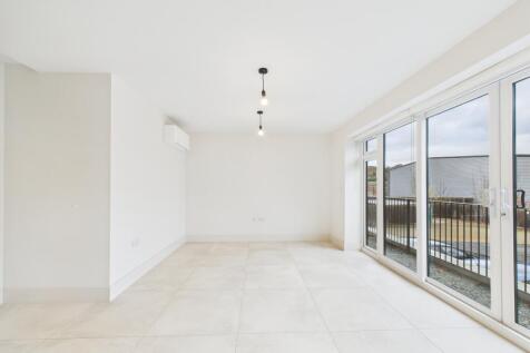 CAM02136G0-PR0490-STILL010