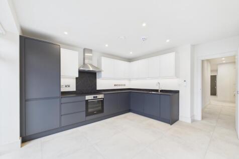 CAM02136G0-PR0490-STILL008