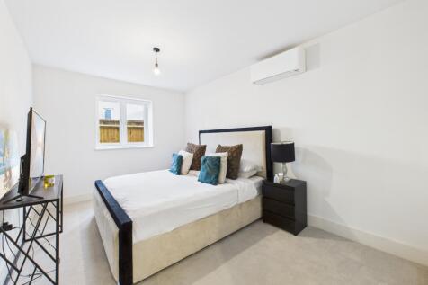 CAM02119G0-PR0489-STILL003