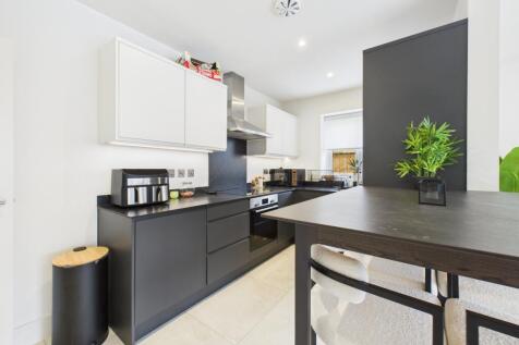 CAM02119G0-PR0489-STILL011