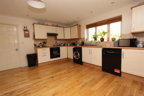 Kitchen...JPG