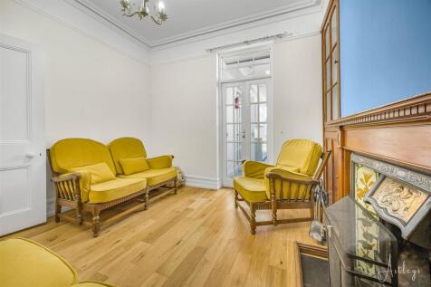 Second lounge/reception