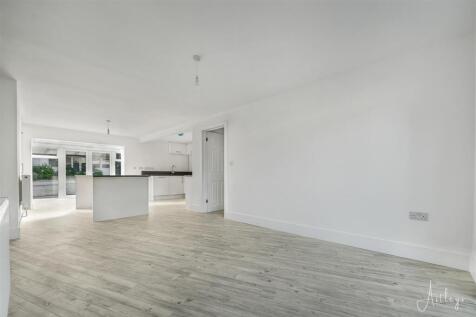Open-plan lounge/kitchen