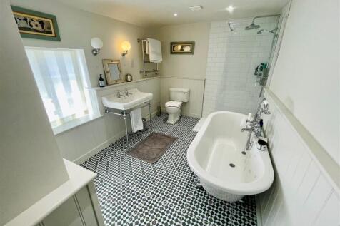 main bathroom.jpg