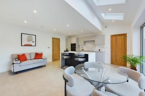 KITCHEN/FAMILY ROOM