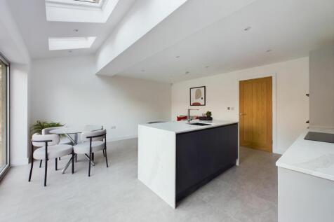 KITCHEN/FAMILY ROOM