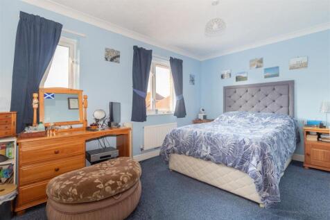 Bedroom 1-2.jpg