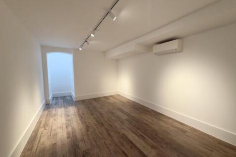 118 Tooley Street  Spacious Basement Room With W