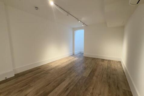 118 Tooley Street  Spacious Room With Wood Floor