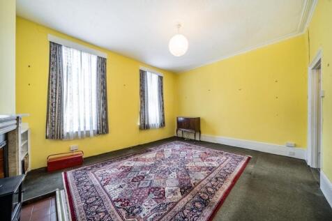 255 Grays Inn Road  Bright Room With Yellow Wall