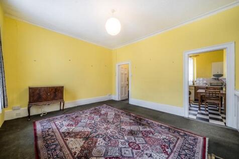 255 Grays Inn Road  Bright Yellow Room With An O