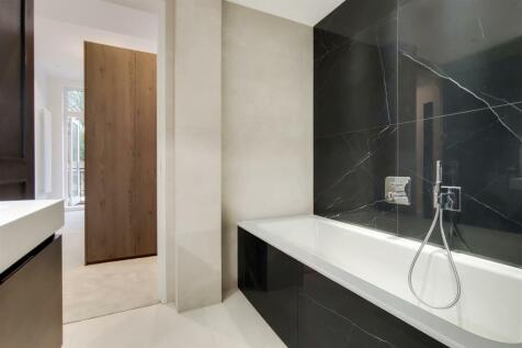8_Main Ensuite-0.jpg