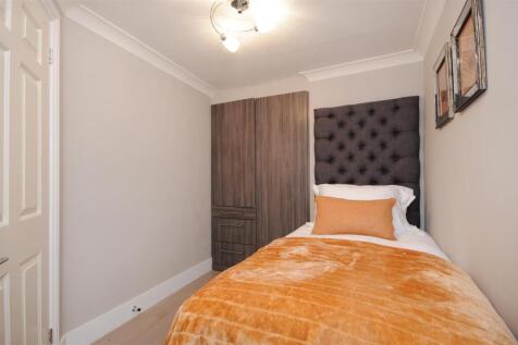 GF 95 FJ bedroom 3 (3).jpg
