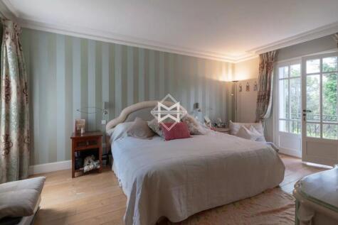 Bedroom Wooden floor Sliding windows