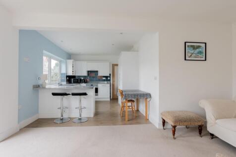 Open Plan Kitchen / Dining area