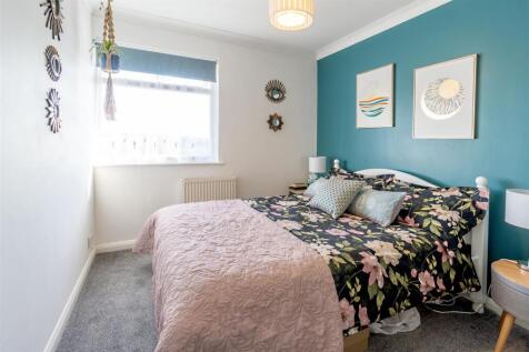Bedroom 1.jpg