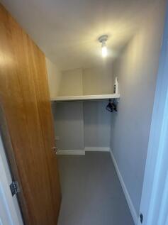 Walk in Closet Bed 1
