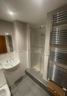Ensuite Bed 1 shower