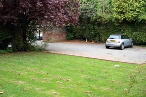 Communal garden &amp; 1 parking space