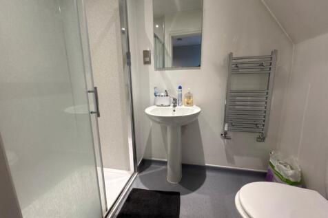 Flat370aWhiteladiesR-Ensuite3-14448869-20-0